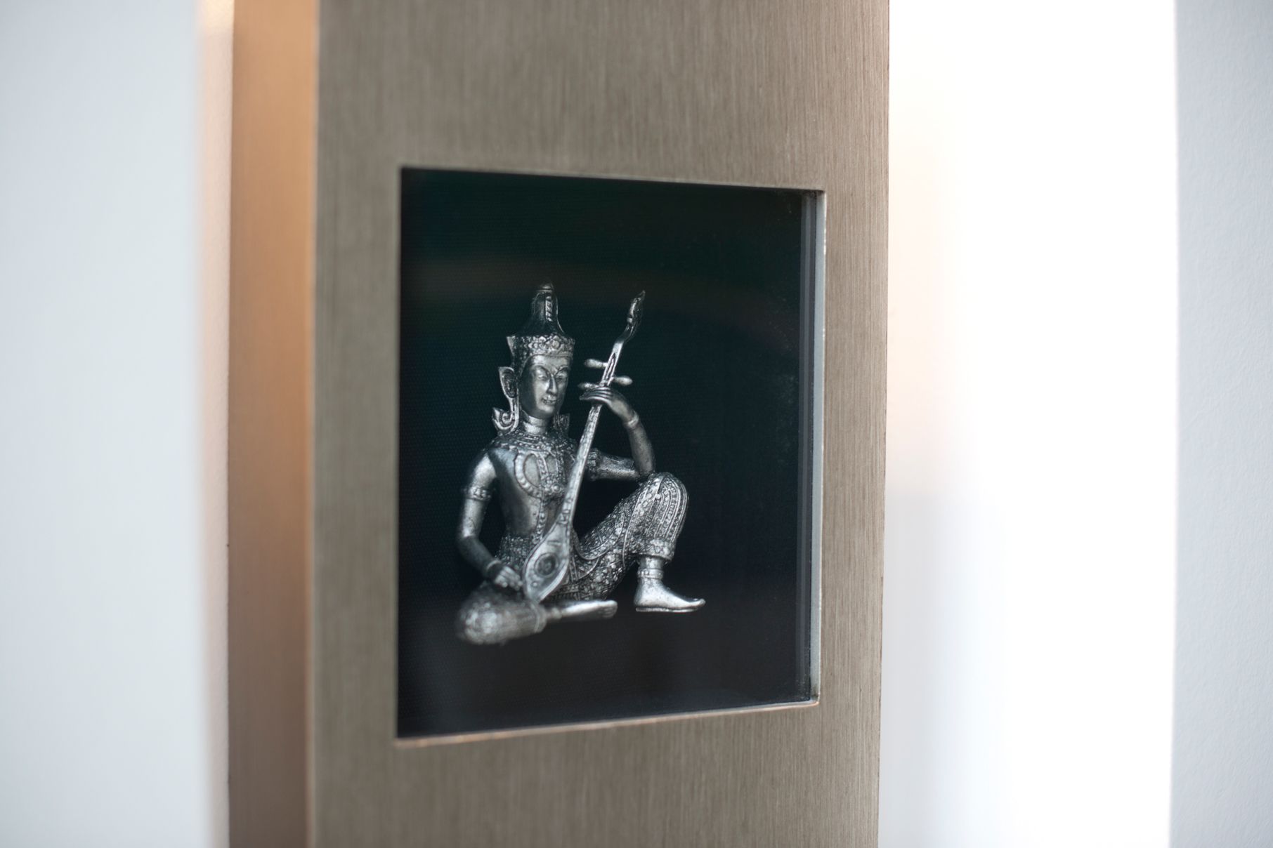 Bilderrahmen mit silberner, asiatischer Figur