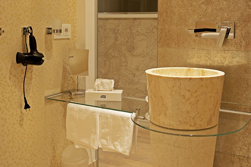 Panoramadoppelzimmer mit modernem Waschbecken im Sylt Strandhotel