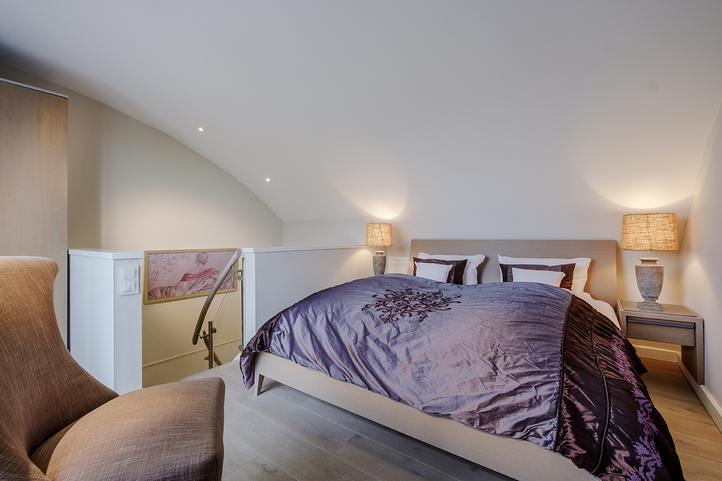 Schlafzimmer mit gemütlichem Doppelbett im Hotel Strand